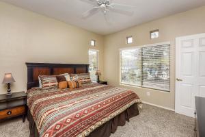 ein Schlafzimmer mit einem Bett und einem Deckenventilator in der Unterkunft Vistoso Resort Casita #165 in Tortolita + 23 Fotos