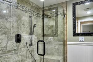 Un baño con ducha con puerta de cristal. en North Beach A, en San Clemente 20 fotos más