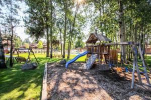 Kawasan permainan kanak-kanak di Aspen Village 84