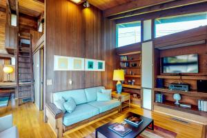 un soggiorno con divano blu e pareti in legno di Elk Mid-Century a Elk