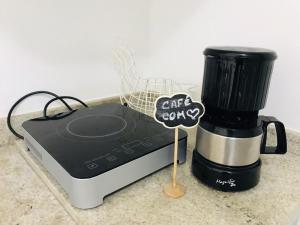 ポルト・デ・ガリーニャスにあるFlat Manawa A03の鳥が乗ったコーヒーメーカー