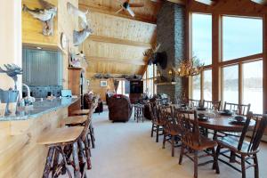 uma sala de jantar com mesa e cadeiras em Lodge at Moosehead Lake em Greenville Junction