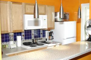 a kitchen with a stove and a microwave at Ye Olde Danish Inn in Ferndale