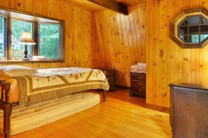 Un dormitorio con una cama y una ventana en 468 Pequawket Drive, en Conway