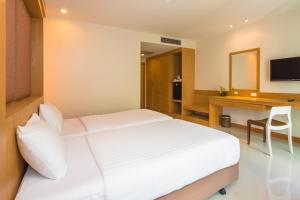 Postel nebo postele na pokoji v ubytování Sungthong Kamala Beach Resort