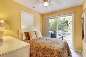 1 dormitorio con cama y ventana grande en 2 Bed 1 Bath Vacation home in Sylva, en Sylva