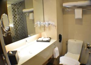 Ein Badezimmer in der Unterkunft Ramada by Wyndham Bali Sunset Road Kuta