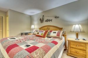 een slaapkamer met een bed en een lamp op een nachtkastje bij Bee Branch 43 in Sugar Mountain