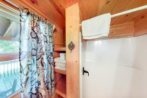 Imagen de la galería de Rocky Creek Cabin A, en Lake Murray Shores