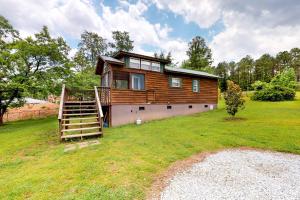 Lake Murray Shores的住宿－Rocky Creek Cabin B，田野上带楼梯的木屋