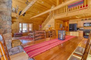 ein großes Wohnzimmer mit Holzwänden und einer Steinmauer in der Unterkunft Lazy Bear Lodge in Conway
