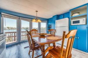 大洋城的住宿－Oyster Lane Hideout，一间配备有桌椅和蓝色墙壁的餐厅
