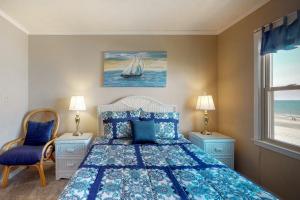um quarto com uma cama azul e um veleiro em Best Beach Spot em Myrtle Beach