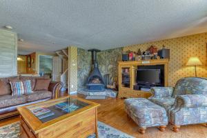 un salon avec un canapé et une cheminée dans l'établissement Snowlake D-25, à Sugar Mountain