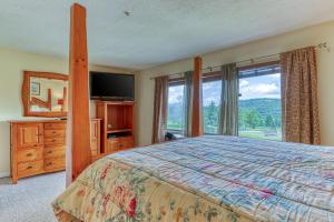 une chambre avec un lit et une grande fenêtre dans l'établissement Snowlake D-25, à Sugar Mountain