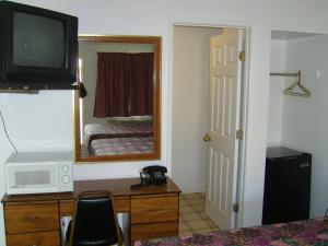 TV a/nebo společenská místnost v ubytování Cascade City Center Motel