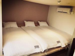 Postel nebo postele na pokoji v ubytování KSTAR METRO Hotel