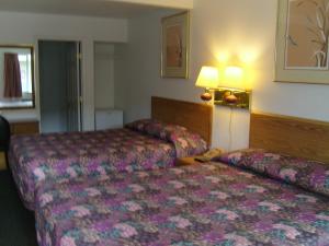 Postel nebo postele na pokoji v ubytování Cascade City Center Motel