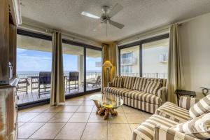 una sala de estar con sofás y vistas al océano. en Windward Pointe #306, en Orange Beach