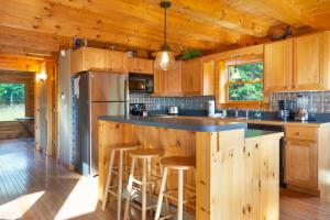 A kitchen or kitchenette at Private Franconia Log Cabin