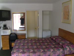 Postel nebo postele na pokoji v ubytování Cascade City Center Motel