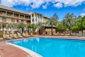 ein Schwimmbad vor einem Hotel in der Unterkunft Redfish Village M2-413 Blue Mountain Beach 30A (Condo) in Santa Rosa Beach