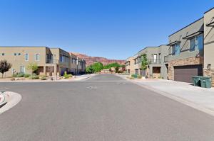 una calle vacía en una ciudad con edificios en Entrada at Moab Unit #648, en Moab