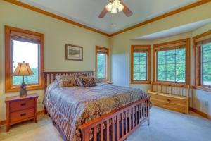 - une chambre avec un lit et un ventilateur de plafond dans l'établissement Reserve 29, à Sugar Mountain