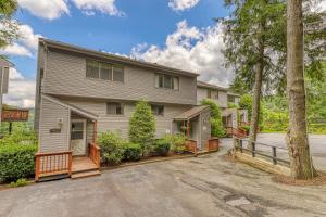 une maison avec une allée devant dans l'établissement Snowlake D-25, à Sugar Mountain