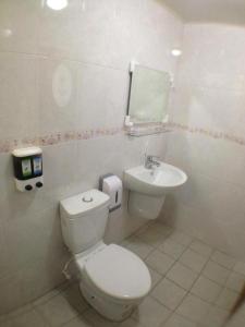 een badkamer met een toilet en een wastafel bij 小琉球觀海洋客棧View Ocean Inn in Xiaoliuqiu