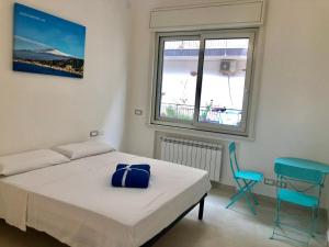 Un pat sau paturi într-o cameră la Taormina Wonderful Solarium