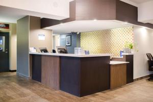 a lobby of a hospital with a reception counter at Best Western Plus Ottawa Kanata Hotel and Conference Centre in Ottawa