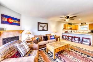 銀座的住宿－Aspen Glen 80，带沙发和壁炉的客厅
