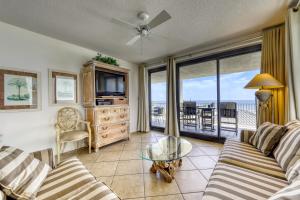 sala de estar con sofá y vistas al océano en Windward Pointe #306, en Orange Beach