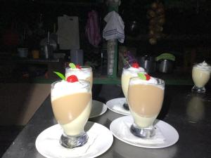 un grupo de tres bebidas en platos en una mesa en Isla Violin Eco-Lodge, en Isla Violín