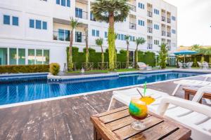Bazén v ubytování Sungthong Kamala Beach Resort nebo v jeho okolí
