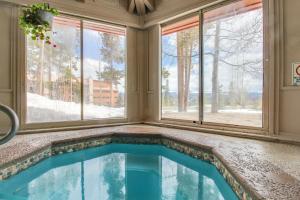 una piscina en una casa con ventanas en Forest Park 31E, en Silverthorne