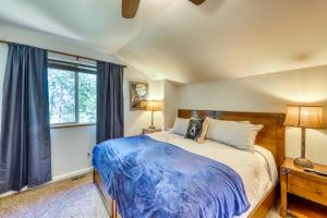 銀座的住宿－Aspen Glen 80，一间卧室设有一张床和一个窗口