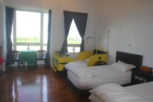 ein Schlafzimmer mit 2 Betten und ein Zimmer mit Fenstern in der Unterkunft Vanilla Twilight in Wujie