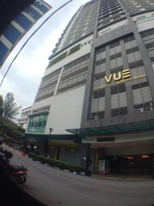 un grand bâtiment avec un panneau vuc dans l'établissement VUE RESIDENCES SERVICE SUITE 8 Pax, à Kuala Lumpur