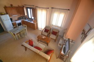 een woonkamer en keuken vanuit de lucht bij Harvest Moon Apartments in Lixouri