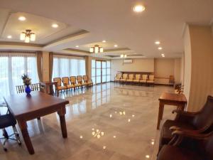 ein großes Zimmer mit Stühlen und Tischen sowie einem Wartezimmer in der Unterkunft Nantawan Hotel in Ban Fang Min