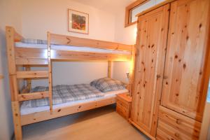ein Schlafzimmer mit Etagenbetten in einer Hütte in der Unterkunft Strandburg in Burgtiefe auf Fehmarn 