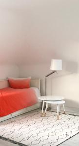 1 dormitorio con cama, lámpara y mesa en City Apartment gegenüber vom Kurhaus en Freudenstadt