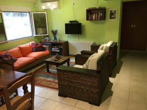 een woonkamer met een bank en een tafel bij Mi Tiempo in Muntanya la Sella