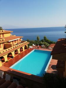 Bazén v ubytování SeeonSea Apartment nebo v jeho okolí