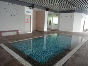 Swimming pool sa o malapit sa VUE RESIDENCES SERVICE SUITE - 2 rooms for 4 pax