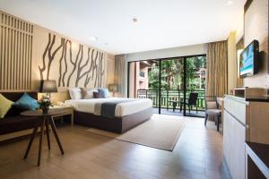 Ein Bett oder Betten in einem Zimmer der Unterkunft Khaolak Merlin Resort