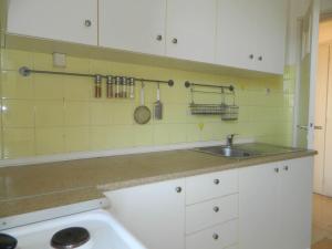 アテネにあるSo Athens - Charming 1BD flat, Large terrace, Acropolis viewの白いキャビネットとシンクのあるキッチン +27枚の写真