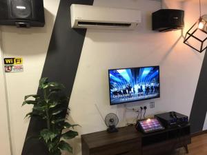 TV a/nebo společenská místnost v ubytování W boutique 10pax with family karaoke